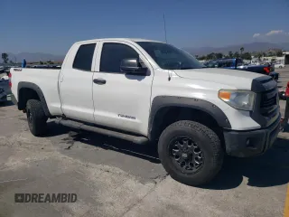 2014 Toyota Tundra SR z VIN 5TFUM5F10EX056473, wystawiony jako Copart lot #56758265 z przebiegiem 129 656 mil mil oraz Szkoda całkowita • Salvage title. Historia ofert i sprzedaży dostępna na DreamBid. Obrazek 4.