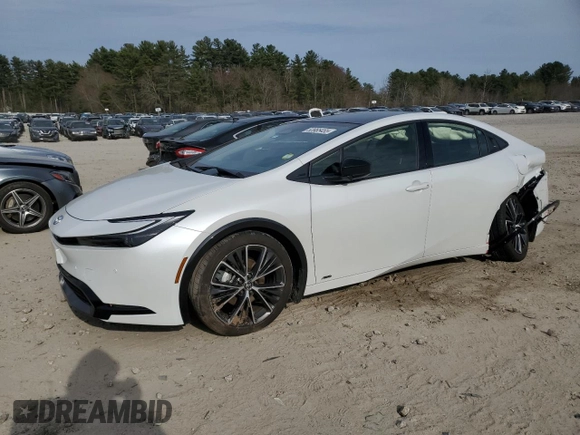 2024 Toyota Prius LE z VIN JTDADABU2R3020924, wystawiony jako Copart lot #53965455 z przebiegiem 3 240 mil mil oraz Szkoda całkowita • Salvage title. Historia ofert i sprzedaży dostępna na DreamBid. Obrazek 1.