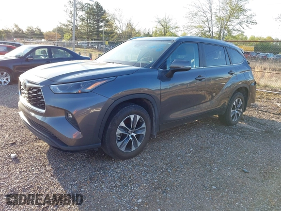 2024 Toyota Highlander LE z VIN 5TDKDRAH0RS528587, wystawiony jako IAAI lot #42002196 z przebiegiem 9 363 mil mil oraz . Historia ofert i sprzedaży dostępna na DreamBid. Obrazek 2.