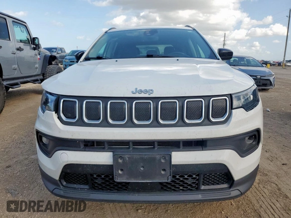 2022 Jeep Compass Latitude z VIN 3C4NJCBB0NT137906, wystawiony jako Copart lot #60041805 z przebiegiem 61 177 mil mil oraz Szkoda całkowita • Salvage title. Historia ofert i sprzedaży dostępna na DreamBid. Obrazek 5.