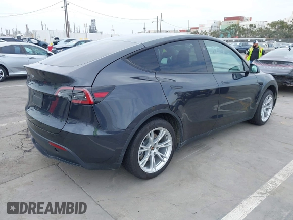 2024 Tesla Model Y z VIN 7SAYGDEDXRF032666, wystawiony jako IAAI lot #42373033 z przebiegiem 7 428 mil mil oraz . Historia ofert i sprzedaży dostępna na DreamBid. Obrazek 4.