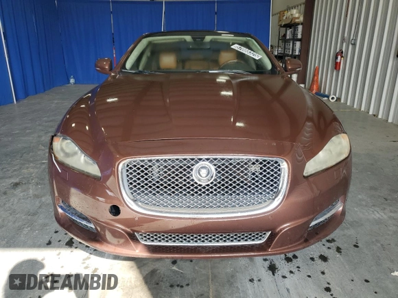 2011 Jaguar XJ XJL z VIN SAJWA2GB8BLV22081, wystawiony jako Copart lot #57088325 z przebiegiem 117 795 mil mil oraz Czysty tytuł • Clean title. Historia ofert i sprzedaży dostępna na DreamBid. Obrazek 5.