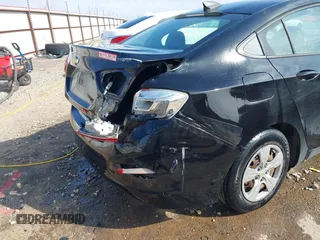 2017 Chevrolet Cruze LS z VIN 1G1BC5SM3H7117757, wystawiony jako IAAI lot #41870272 z przebiegiem 138 949 mil mil oraz . Historia ofert i sprzedaży dostępna na DreamBid. Obrazek 6.