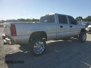 2005 GMC Sierra 2500HD SLE z VIN 1GTHK23205F973907, wystawiony jako Copart lot #57699575 z przebiegiem 229 412 mil mil oraz Szkoda całkowita • Salvage title. Historia ofert i sprzedaży dostępna na DreamBid. Obrazek 3.
