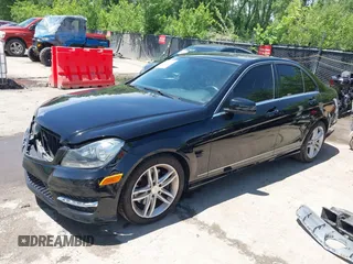 2013 Mercedes-Benz C 300 Sport z VIN WDDGF8AB0DR292722, wystawiony jako IAAI lot #42270735 z przebiegiem 113 119 mil mil oraz . Historia ofert i sprzedaży dostępna na DreamBid. Obrazek 2.