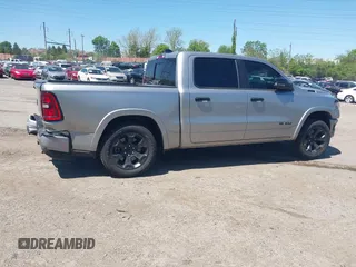2025 Ram 1500 Big Horn z VIN 1C6RRFFG4SN502088, wystawiony jako IAAI lot #42144309 z przebiegiem 20 991 mil mil oraz . Historia ofert i sprzedaży dostępna na DreamBid. Obrazek 4.