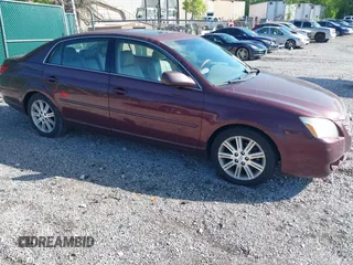 2005 Toyota Avalon XL z VIN 4T1BK36B15U031329, wystawiony jako IAAI lot #42176869 z przebiegiem 160 887 mil mil oraz . Historia ofert i sprzedaży dostępna na DreamBid. Obrazek 1.
