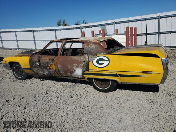 1972 Cadillac Fleetwood z VIN 6B69R2Q224903, wystawiony jako Copart lot #74001734 z przebiegiem Nie podano mil oraz Nie do naprawy • Non repairable. Historia ofert i sprzedaży dostępna na DreamBid. Obrazek 2.