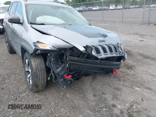 2017 Jeep Cherokee Trailhawk z VIN 1C4PJMBB8HW565462, wystawiony jako IAAI lot #42696507 z przebiegiem 114 819 mil mil oraz . Historia ofert i sprzedaży dostępna na DreamBid. Obrazek 6.