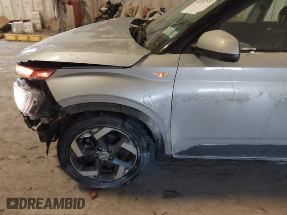2021 Hyundai Venue Denim z VIN KMHRC8A33MU081091, wystawiony jako IAAI lot #41391922 z przebiegiem 49 343 mil mil oraz . Historia ofert i sprzedaży dostępna na DreamBid. Obrazek 6.
