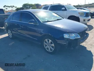 2008 Volkswagen Passat Turbo z VIN WVWJK73CX8P090063, wystawiony jako IAAI lot #41442115 z przebiegiem 161 313 mil mil oraz . Historia ofert i sprzedaży dostępna na DreamBid. Obrazek 1.