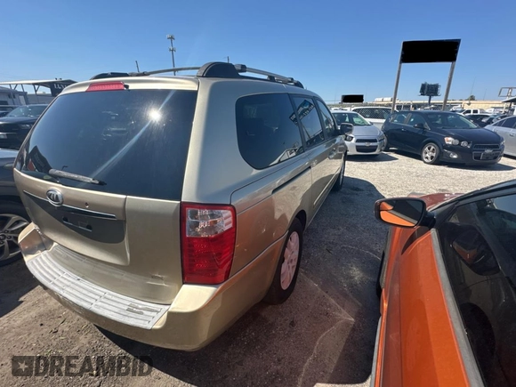 2008 Kia Sedona LX with VIN KNDMB233X86193585, listed as a Copart auction lot 76317824 with 251,186 mi miles and Clean Title. Bid and sale history available at carsss.com. Image 4.