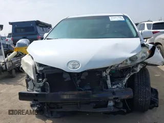2014 Toyota Sienna XLE z VIN 5TDYK3DC7ES461445, wystawiony jako IAAI lot #42003360 z przebiegiem 153 404 mil mil oraz . Historia ofert i sprzedaży dostępna na DreamBid. Obrazek 13.