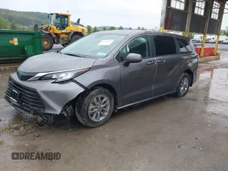 2023 Toyota Sienna LE z VIN 5TDKSKFC2PS103895, wystawiony jako IAAI lot #42366033 z przebiegiem 27 807 mil mil oraz . Historia ofert i sprzedaży dostępna na DreamBid. Obrazek 2.