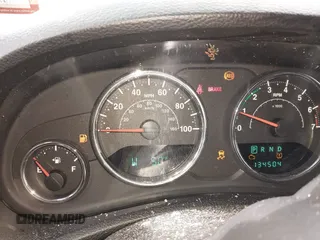 2013 Jeep Wrangler Unlimited Sport z VIN 1C4HJWDG3DL697226, wystawiony jako IAAI lot #42053059 z przebiegiem 134 504 mil mil oraz . Historia ofert i sprzedaży dostępna na DreamBid. Obrazek 7.