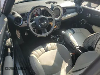 2012 MINI Convertible S z VIN WMWZP3C51CT296464, wystawiony jako Copart lot #64290005 z przebiegiem 107 580 mil mil oraz Szkoda całkowita • Salvage title. Historia ofert i sprzedaży dostępna na DreamBid. Obrazek 8.