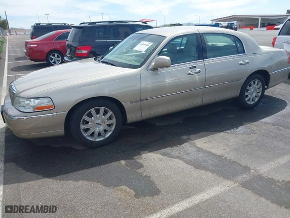 2009 Lincoln Town Car Signature Limited with VIN 2LNHM82V99X632889, listed as a IAAI auction lot 41849548 with 124,169 mi miles. Bid and sale history available at carsss.com. Image 2.