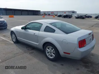 2007 Ford Mustang Deluxe with VIN 1ZVFT80N475370373, listed as a IAAI auction lot 41944197 with 175,077 mi miles. Bid and sale history available at carsss.com. Image 3.