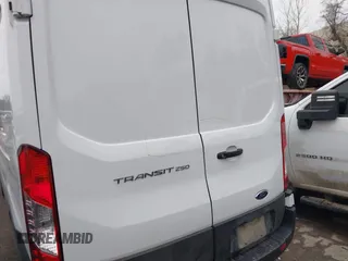 2022 Ford Transit Cargo z VIN 1FTBR1X84NKA82407, wystawiony jako IAAI lot #41503201 z przebiegiem 53 194 mil mil oraz . Historia ofert i sprzedaży dostępna na DreamBid. Obrazek 6.
