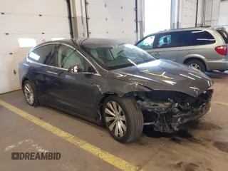 2019 Tesla Model X 75D with VIN 5YJXCBE2XKF184704, listed as a IAAI auction lot 41369583 with 33,836 mi miles. Bid and sale history available at carsss.com. Image 1.