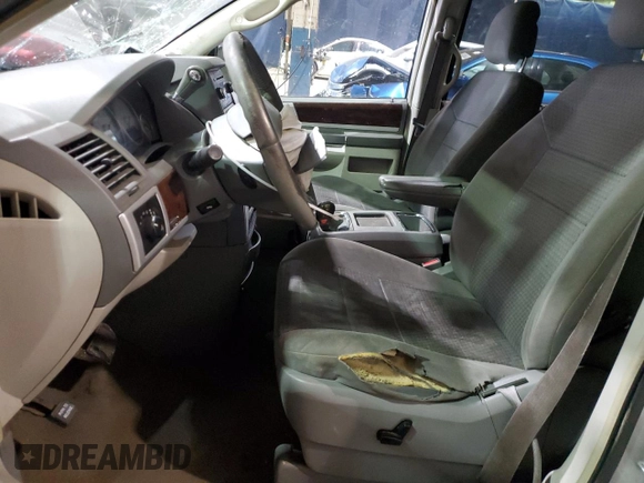 2010 Chrysler Town & Country Touring z VIN 2A4RR5D13AR351984, wystawiony jako Copart lot #82829684 z przebiegiem 258 151 mil mil oraz Czysty tytuł • Clean title. Historia ofert i sprzedaży dostępna na DreamBid. Obrazek 7.