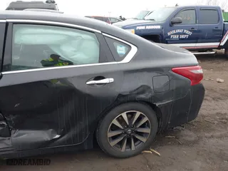 2018 Nissan Altima 2.5 SL with VIN 1N4AL3AP5JC208275, listed as a IAAI auction lot 41368381 with 203,439 mi miles. Bid and sale history available at carsss.com. Image 17.