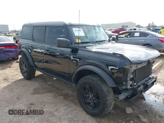2023 Ford Bronco z VIN 1FMDE5BHOPLB83665, wystawiony jako IAAI lot #41520897 z przebiegiem 16 678 mil mil oraz . Historia ofert i sprzedaży dostępna na DreamBid. Obrazek 1.