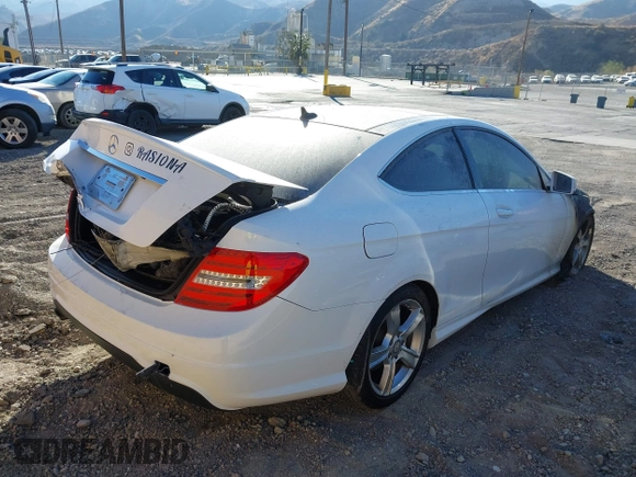 2014 Mercedes-Benz C 250 z VIN WDDGJ4HB5EG298235, wystawiony jako IAAI lot #41360639 z przebiegiem 85 289 mil mil oraz . Historia ofert i sprzedaży dostępna na DreamBid. Obrazek 4.