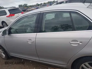 2007 Volkswagen Jetta Wolfsburg Edition z VIN 3VWEF71K77M166713, wystawiony jako IAAI lot #42746458 z przebiegiem 214 241 mil mil oraz . Historia ofert i sprzedaży dostępna na DreamBid. Obrazek 14.