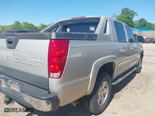 2005 Chevrolet Avalanche LS with VIN 3GNEC12Z15G108703, listed as a IAAI auction lot 42034777 with 253,209 mi miles. Bid and sale history available at carsss.com. Image 4.