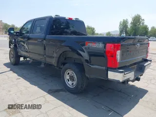 2020 Ford F-250 XL z VIN 1FT7W2BTXLEE69524, wystawiony jako IAAI lot #42155494 z przebiegiem 123 115 mil mil oraz . Historia ofert i sprzedaży dostępna na DreamBid. Obrazek 3.