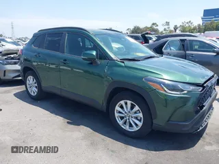 2023 Toyota Corolla Cross LE z VIN 7MUCAAAG3PV042624, wystawiony jako IAAI lot #42506895 z przebiegiem 28 039 mil mil oraz . Historia ofert i sprzedaży dostępna na DreamBid. Obrazek 1.
