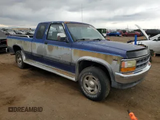 1995 Dodge Dakota z VIN 1B7GG23Y4SS124349, wystawiony jako Copart lot #55723114 z przebiegiem 136 156 mil mil oraz Tytuł czysty. Historia ofert i sprzedaży dostępna na DreamBid. Obrazek 4.