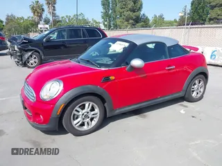 2012 MINI Coupe z VIN WMWSX1C56CT163981, wystawiony jako IAAI lot #42286576 z przebiegiem 131 955 mil mil oraz . Historia ofert i sprzedaży dostępna na DreamBid. Obrazek 2.