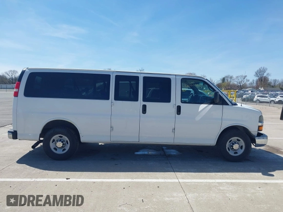 2015 Chevrolet Express Passenger LT z VIN 1GAZG1FGXF1186123, wystawiony jako IAAI lot #42023980 z przebiegiem 74 532 mil mil oraz . Historia ofert i sprzedaży dostępna na DreamBid. Obrazek 14.