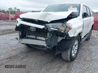 2018 Toyota 4Runner SR5 z VIN JTEBU5JR9J5610308, wystawiony jako IAAI lot #37802713 z przebiegiem 64 200 mil mil oraz . Historia ofert i sprzedaży dostępna na DreamBid. Obrazek 6.
