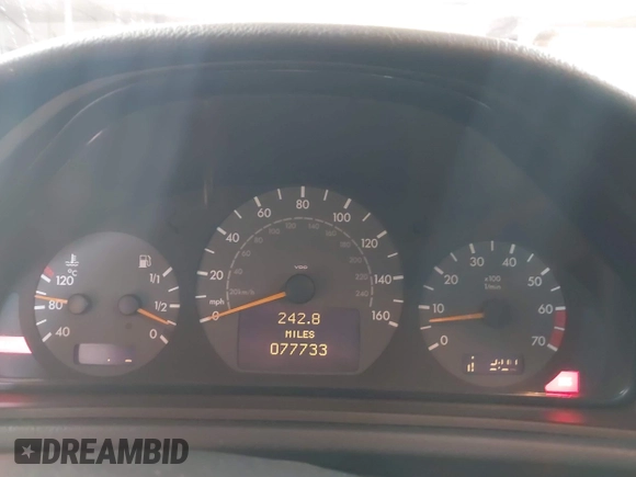 2001 Mercedes-Benz CLK 320/430 z VIN WDBLK70G91T076182, wystawiony jako IAAI lot #42244062 z przebiegiem 77 733 mil mil oraz . Historia ofert i sprzedaży dostępna na DreamBid. Obrazek 7.