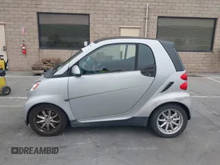 2009 Smart fortwo Pure z VIN WMEEJ31X99K209322, wystawiony jako IAAI lot #42465179 z przebiegiem 75 730 mil mil oraz . Historia ofert i sprzedaży dostępna na DreamBid. Obrazek 14.