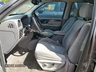 2005 GMC Envoy SLT z VIN 1GKDS13S652344365, wystawiony jako Copart lot #52745125 z przebiegiem 131 099 mil mil oraz Szkoda całkowita • Salvage title. Historia ofert i sprzedaży dostępna na DreamBid. Obrazek 7.