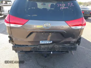 2013 Toyota Sienna XLE AAS z VIN 5TDYK3DC5DS285770, wystawiony jako IAAI lot #41669367 z przebiegiem 99 544 mil mil oraz . Historia ofert i sprzedaży dostępna na DreamBid. Obrazek 6.