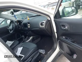 2019 Jeep Compass Latitude with VIN 3C4NJDBB0KT813014, listed as a IAAI auction lot 41560221 with 63,307 mi miles. Bid and sale history available at carsss.com. Image 5.