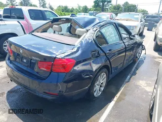 2017 BMW 3 Series 320i z VIN WBA8E1G58HNU14926, wystawiony jako IAAI lot #42150462 z przebiegiem 143 655 mil mil oraz . Historia ofert i sprzedaży dostępna na DreamBid. Obrazek 4.