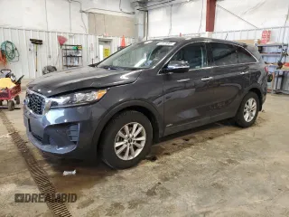 2019 Kia Sorento LX z VIN 5XYPGDA50KG556172, wystawiony jako Copart lot #47679085 z przebiegiem Nie podano mil oraz Nie do naprawy • Non repairable. Historia ofert i sprzedaży dostępna na DreamBid. Obrazek 1.