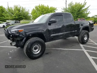 2022 Toyota Tacoma SR z VIN 3TYRZ5CN1NT016153, wystawiony jako Copart lot #56624785 z przebiegiem 88 633 mil mil oraz Czysty tytuł • Clean title. Historia ofert i sprzedaży dostępna na DreamBid. Obrazek 1.