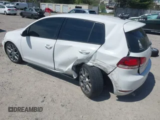 2013 Volkswagen GTI Driver's Edition z VIN WVWHV7AJ2DW135293, wystawiony jako IAAI lot #42054437 z przebiegiem 134 795 mil mil oraz . Historia ofert i sprzedaży dostępna na DreamBid. Obrazek 3.