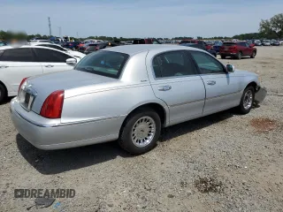 2002 Lincoln Town Car Signature z VIN 1LNHM82WX2Y668217, wystawiony jako Copart lot #53368085 z przebiegiem 457 481 mil mil oraz Szkoda całkowita • Salvage title. Historia ofert i sprzedaży dostępna na DreamBid. Obrazek 3.