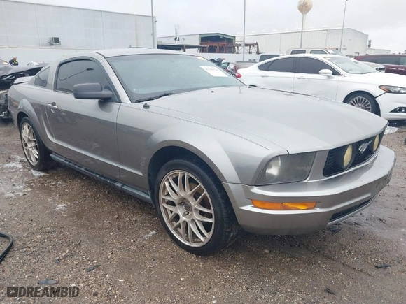 2008 Ford Mustang Deluxe with VIN 1ZVHT80N385198962, listed as a IAAI auction lot 41389128 with 205816 miles. Bid and sale history available at carsss.com. Image 1.