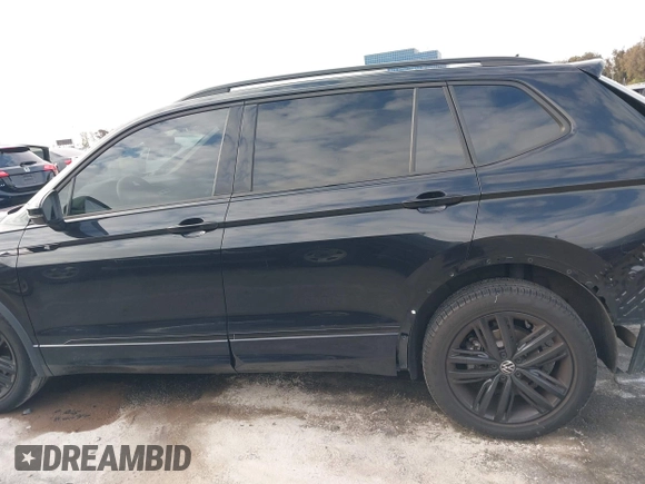 2022 Volkswagen Tiguan SE R-Line Black z VIN 3VVCB7AX6NM165794, wystawiony jako IAAI lot #42057380 z przebiegiem 25 700 mil mil oraz . Historia ofert i sprzedaży dostępna na DreamBid. Obrazek 15.