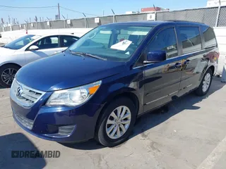 2013 Volkswagen Routan SE z VIN 2C4RVABG0DR724632, wystawiony jako IAAI lot #42313347 z przebiegiem 191 524 mil mil oraz . Historia ofert i sprzedaży dostępna na DreamBid. Obrazek 2.