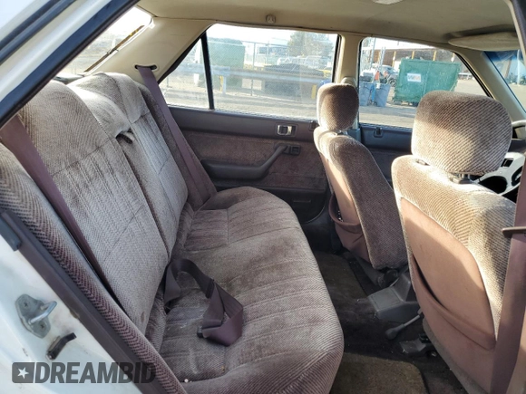 1987 Honda Accord z VIN JHMCA5633HC044303, wystawiony jako Copart lot #85697384 z przebiegiem 19 871 mil mil oraz Nie do naprawy • Non repairable. Historia ofert i sprzedaży dostępna na DreamBid. Obrazek 10.